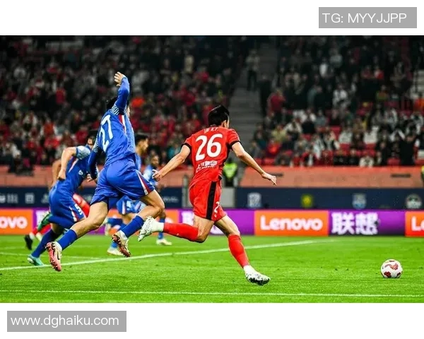 上港与申花激战正酣争夺胜利的关键时刻即将来临