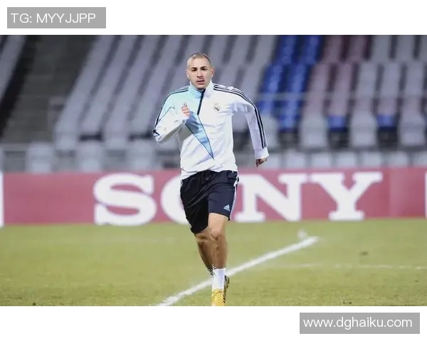 本泽马的传奇之路：从青涩少年到世界足球巨星的蜕变与成就